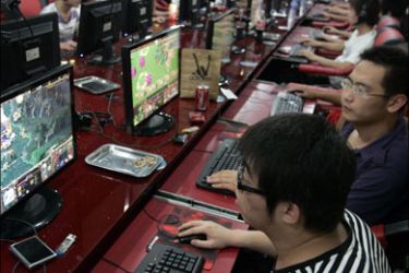 r : Customers play computer games at an Internet cafe in Taiyuan, Shanxi province July 23, 2009. China plans to implement a five year program advocating clean online
