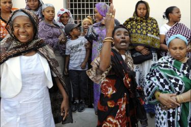 afp : Comoros Islands' women demonstrate on July 1, 2009 in front of the Comorian consulate in Marseille, to call for a meeting with honorary Consul of Comoros in France,