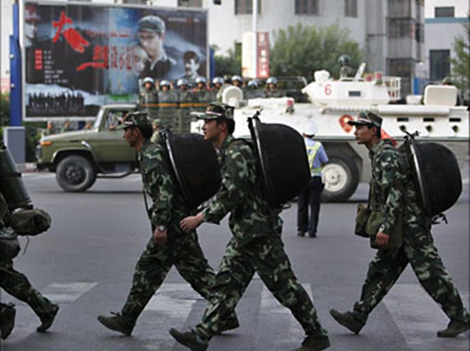 Armed Chinese soldiers cross a main street leading to the end of the city occupied by ethnic Uighurs in Urumqi in China's Xinjiang Autonomous Region July 8, 2009