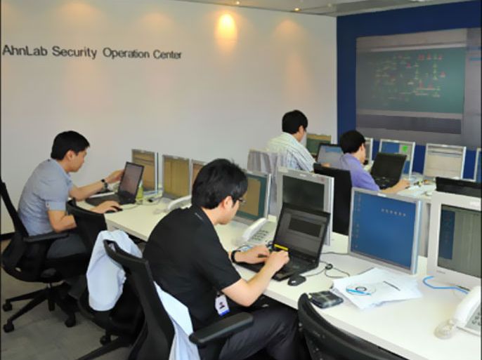 afp : South Korean security analysts of AhnLab Inc. conduct an investigation at the company's Security Operation Centre in Seoul on July 10, 2009. This week's cyber attacks on