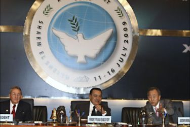 Cuban President Raul Castro (L), Egyptian President Hosni Mubarak (C) and United Nations Secretary-General Ban Ki-moon attend the Non-Aligned Movement