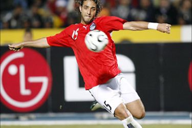 epa00618617 Egypt's goalscorer Mido fires in a shot during their MTN Africa Cup of Nations, Group A, match in Cairo on Friday, 20 January 2006.