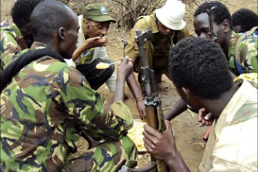 Oromo Liberation Front (OLF) rebels have breakfast at their training camp in southern Ethiopia, near the border town of Moyale, July 17, 2009