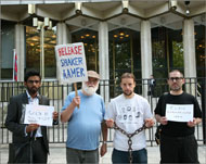 نشطاء أمام السفارة الأميركية بلندن (الجزيرة نت)