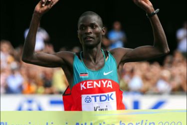 afp : Kenya's Abel Kirui celebrates winning the men's marathon of the 2009 IAAF Athletics World Championships on August 22, 2009 in Berlin. AFP PHOTO / FRANCK FIFE
