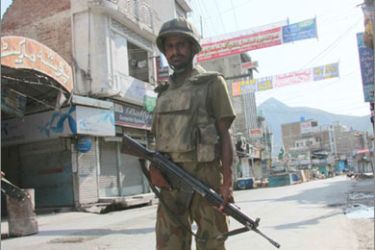 epa01826689 A Pakistani Army soldier on patrol on a deserted road, during curfew hours in Mingora, the main town of Swat after Pakistani Army cleared the area of Taliban