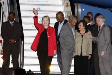 r : U.S. Secretary of State Hillary Clinton waves to the media on her arrival at the Jomo Kenyatta airport in Nairobi August 4, 2009. Clinton plans to meet the president of Somalia's