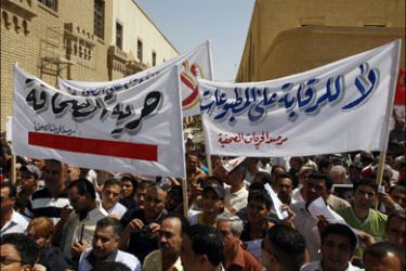 afp : Iraqi journalists protest over "threats" made by a top Shiite political leader against a local journalist for writing on a deadly bank heist, in Baghdad's Al-Mutanabi street on August