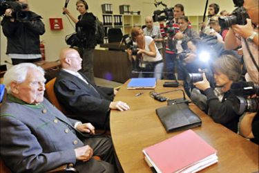 Former commander of a German mountain infantry battalion Josef Scheungraber (L) waits with his lawyer Rainer Thesen (2nd L) in the regional court in the southern German