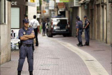 r : Spanish National Police officers stand guard around Plaza Mayor (central square) in downtown Palma de Mallorca August 9, 2009. A small bomb went off in the central square