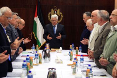 epa01824230 A photograph supplied by the Palestinian Authroity on 15 August 2009 shows Palestinian President Mahmoud Abbas and members of the Executive Committee