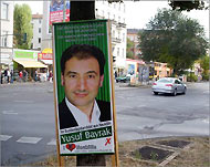 شعار لمرشح تركي في حي نوي كولن البرليني ذي الأكثرية العربية (الجزيرة نت)