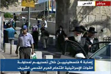 قوات الإحتلال تعتدي على مصلين في الحرم القدسي لتأمين دخول سياح يهود