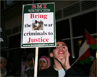 لافتة تدعو لتقديم مرتكبي جرائم الحرب الإسرائيليين في غزة للعدالة (الجزيرة نت)