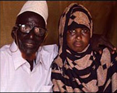 العجوز الصومالي مع عروسه (بي بي سي)