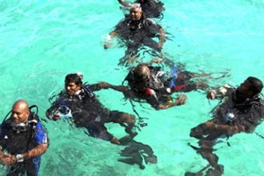 Maldives ministers prepare for underwater cabinet meeting- screen shot