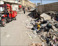 القمامة لا تجد من يزيلها من شوارع البصرة (الفرنسية-أرشيف)