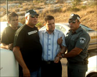 المحامي أيمن عودة أثناء محاولة اعتقاله بمظاهرة احتجاجية في الناصرة