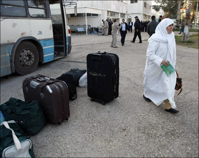 800 من الحجاج الفلسطينيين عبروا معبر رفح أمس في طريقهم للأراضي المقدسة (الفرنسية)