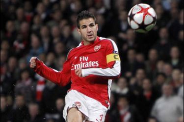 Arsenal's Cesc Fabregas shoots and scores his second goal past AZ Alkmaar goalkeeper Sergio Romero (not pictured) during their Champions League soccer match at The Emirates stadium in London November 4, 2009.