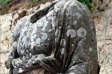 آثار سرقة على تمثال مقطوع الرأس في مدينة شحات(الجزيرة نت).