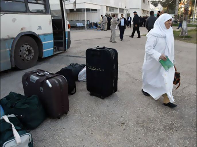 afp : A Palestinian Muslim pilgrim arrives at the Rafah border crossing with Egypt on her way to the annual pilgrimage to the Muslim holy city of Mecca, on November 6, 2009.