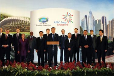 Singaporean Prime Minister Lee Hsien Loong (C) reads out the leaders' declaration in the presence of the leaders at the Presidential Palace during the Asia-Pacific Economic Cooperation (APEC) Summit in Singapore on November 15, 2009.