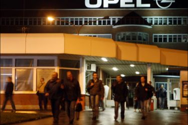 r : Workers leave the Opel plant after a shift change in Bochum early November 4, 2009. General Motors reversed course on Tuesday by abandoning a long-expected sale of
