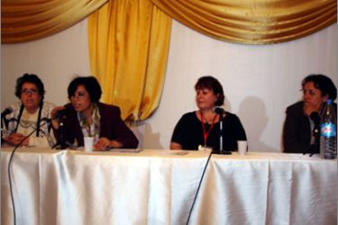 من اليمين إلى اليسار آمال البشيري (الجزائر)، إنعام كجي جي ( العراق) ، زهرة ديك ( الجزائر) خناتة بنونة ( المغرب) في ندوة الروائيات العربيات بالجزائر