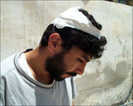 مدحت أبو كرش ربط بعمود على مرأى من جنود الاحتلال (الجزيرة نت-أرشيف)