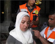 إسعاف الصحفية ديالا جويحان بعد قمعها أثناء تغطيتها أحداث المسجد الأقصى (الجزيرة)
