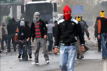 f_Kurdish demonstrators clash with Turkish riot policemen in the southeastern Turkish city of Diyarbakir on December 6, 2009. Kurdish poeple protest against Turkish government