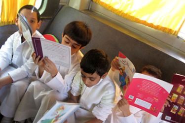 عدد من الطلبة داخل الحافلة - أول مكتبة متنقلة بأبو ظبي