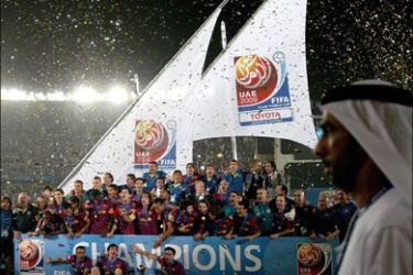 afp : Barcelona's players celebrate after winning the 2009 FIFA Club World Cup at Zayed Sports City Stadium in Abu Dhabi on December 19, 2009. Barcelona beat Argentina's
