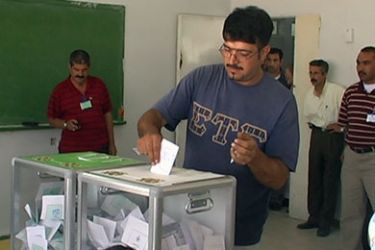 مواطن يدلي بصوته في الانتخابات