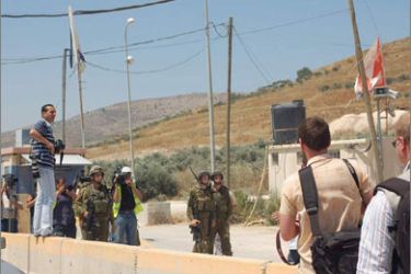 الصحفيون الفلسطينيون يتعرضون باستمرار لاعتداءات جنود الاحتلال عليهم- جنود حاجز حواره جنوب نابلس يمنعون الصحفيين من الدخول-