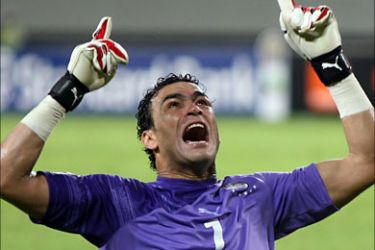 f_Egyptian goalkeeper Essam El-Hadary screams as he celebrate his team's victory over Algeria during their semi final match in the African Cup of Nations CAN2010
