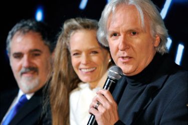 epa : epa01972448 Canadian film director James Cameron (R) speaks to reporters as his wife US actress Suzy Amis (C) and producer Jon Landau (L) smile during the 'Avatar'