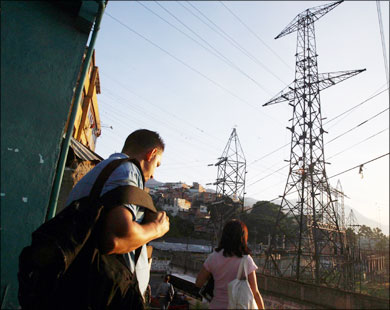 الكهرباء حيوية لكراكاس التي تعد من أكبر مدن أميركا الجنوبية (رويترز-أرشيف)