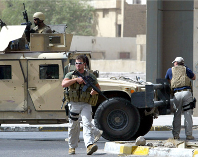 مجموعة من أفراد شركة بلاك ووتر الأميركية في العراق (الفرنسية-أرشيف)