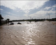 مياه سد وادي غزة داخل أراضي 48أغرق قرية المغراقة في القطاع (الجزيرة نت)