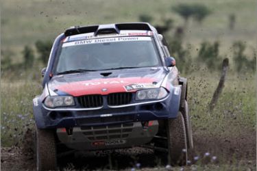 epa01979166 French pilot Stéphane Peterhansel drives his BMW in La Falda locality, Cordoba province, Argentina, during the second stage of the Rally Dakar 2010, between the Argentinean cities