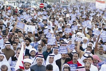 المسيرة شارك فيها نواب وسياسيين ورجال دين - مسيرة في البحرين ترفض توجه حكومي لرفع اسعار البنزين