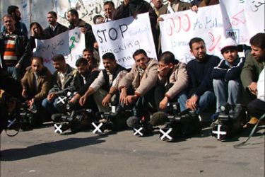 اعتصام للعاملين في حقل الاعلام في غزة في صيف 2007 احتجاجاً على الانتهكات الصحفية