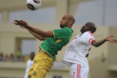 Aigles du Mali, the national football team of Mali, player Frederic Kanoute (L) vies for the ball with Malawi's Peter Mponda (R) on January 18, 2010 at the Chiazi stadium in Cabinda during their group stage match at the Africa Cup of Nations CAN 2010. Mali won 3-1.