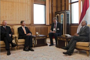 epa01985692 German Foreign Minister Guido Westerwelle (2-L) meets President of Yemen Ali Abdullah Saleh (R) and German Ambassador to Yemen Michael Klor-Berchtold (