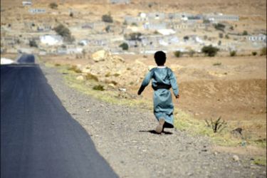 epa01936580 A Yemeni boy walks along a road leading to the town of Arhab about 60 km north-east of the capital Sana?a, Yemen, 17 November 2009