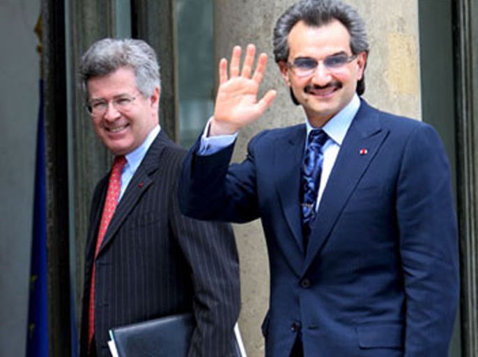 epa01415067 Prince Alwaleed Bin Talal Bin Abdulaziz Al Saud from Saudi Arabia (R) arrives with Diplomatic Councelor Jean David Levitte (L) at Elysee Palace, in Paris, France, 16 July 2008, for a meeting