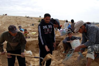 3- مواطنون يعملون على غربلة الحصى من الرمل اثناء استخراجه