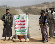 صورة أرشيفية لمقاتلين من جماعة الحوثي في نقطة تفتيش قرب مدينة صعدة (الفرنسية)